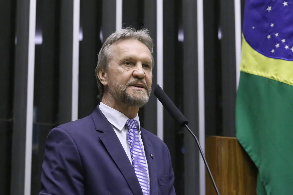 Líder do PT na Câmara tem alta de hospital em Brasília após AVC