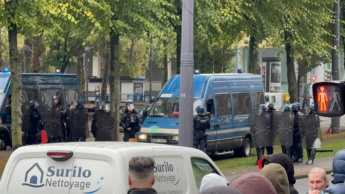 17 octobre : à Saint-Étienne, un manifestant a eu la main arrachée par une grenade policière