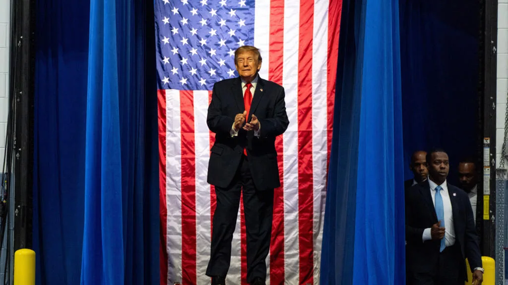 Com maioria ameaçada, Trump intensifica ofensiva eleitoral para salvar controle do Congresso nos EUA