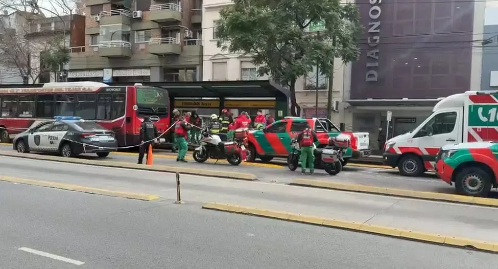 Colegiales: una mujer murió tras ser atropellada por un colectivo en el Metrobús de avenida Cabildo