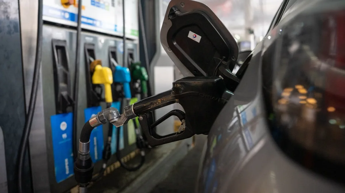 Las petroleras aumentaron entre un 2% y un 5% la nafta, pero YPF mantuvo sus precios