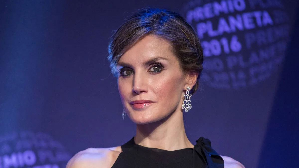 El mensaje que esconden las joyas de la reina Letizia en los Premios Planeta: de sus diamantes negros al legado de Victoria Eugenia