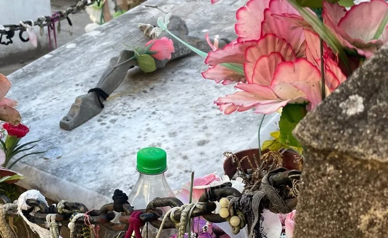 La patrona del amor, la tumba más visitada del cementerio: “Las chicas le ponen gomitas de pelo, le dejan flores, anillos y ofrendas”