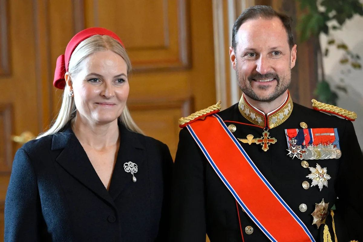 Esposa de Haakon VIII, rei da Noruega, já esteve envolvida no caso Epstein