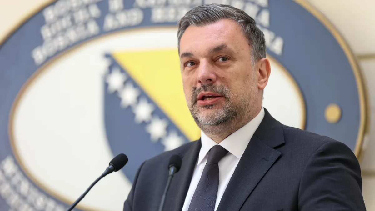 Bosniens Außenminister: „Serbien verankert die Verherrlichung von Kriegsverbrechen in seiner nationalen Identität“