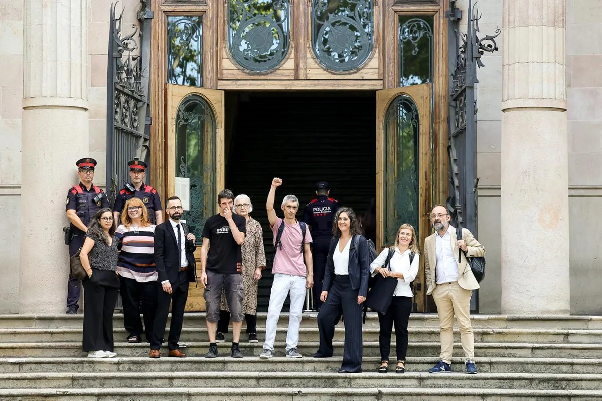 El Govern de Illa multará a la empresa de traducción del catalán en el juicio contra los cuatro agentes de la Policía Nacional no amnistiados por el 1-O