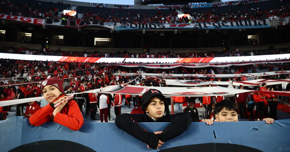 Las reacciones del Monumental: silbidos a Guillermo, nuevos aplausos y cómo recibió a Coudet