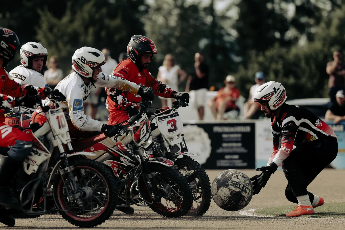 Futebol sobre duas rodas: veja fotos do campeonato de motoball na França