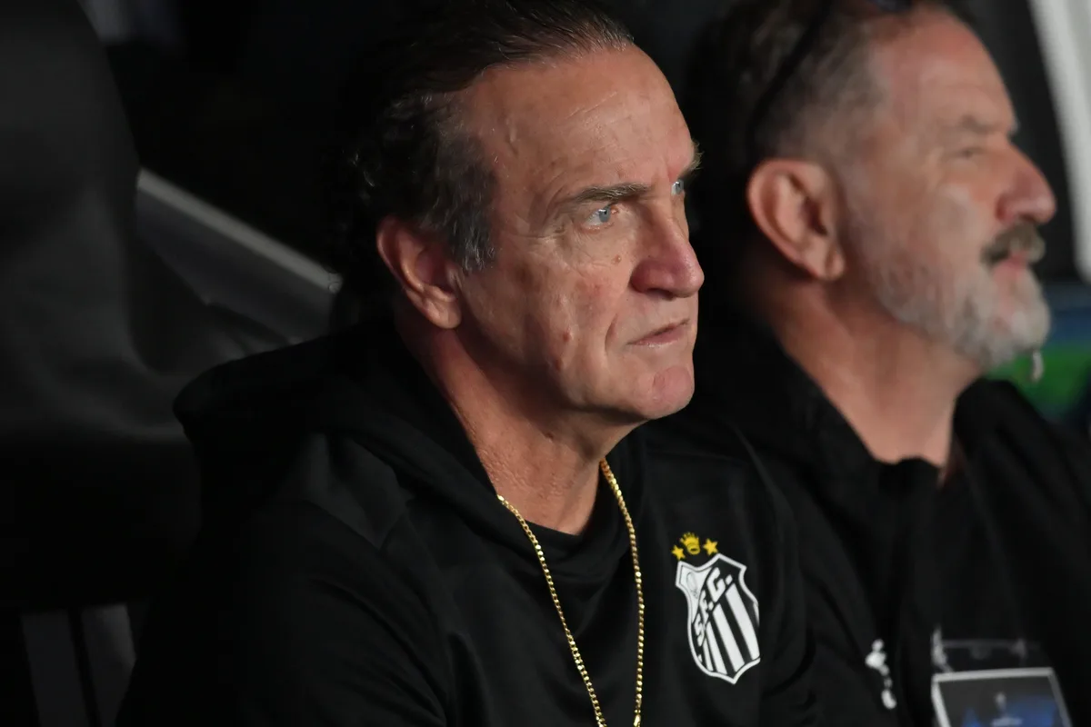 Cuca vibra com atuação e vitória: "Há muito tempo não vejo o Santos comemorar desse jeito"