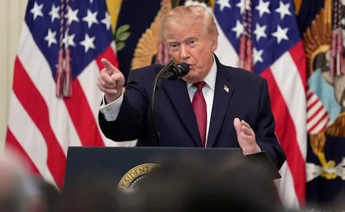 Trump sugiere que se debería "disparar" a quienes filtran información clasificada; los tacha de "escoria de la tierra"