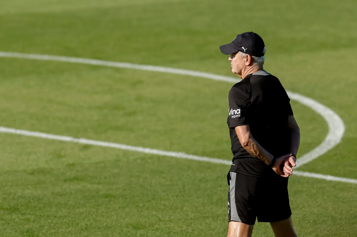 Aguirre deja el banquillo en su sitio