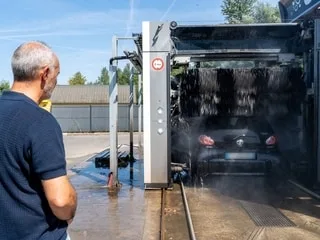 « Une perte totale de chiffre d’affaires » : les stations de lavage automobile souffrent de la sécheresse