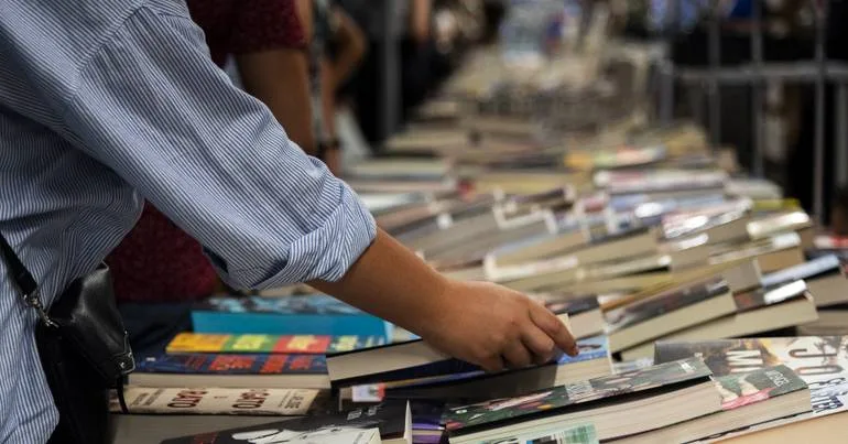 Porto. Mau tempo adia abertura de stands da Feira do Livro