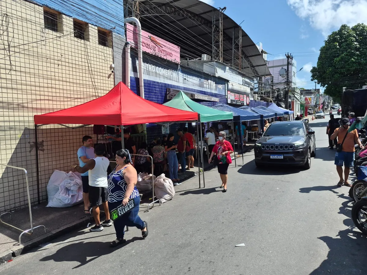 Comerciantes montam tendas na rua para manter vendas após incêndio no Centro de Passagem, em João Pessoa