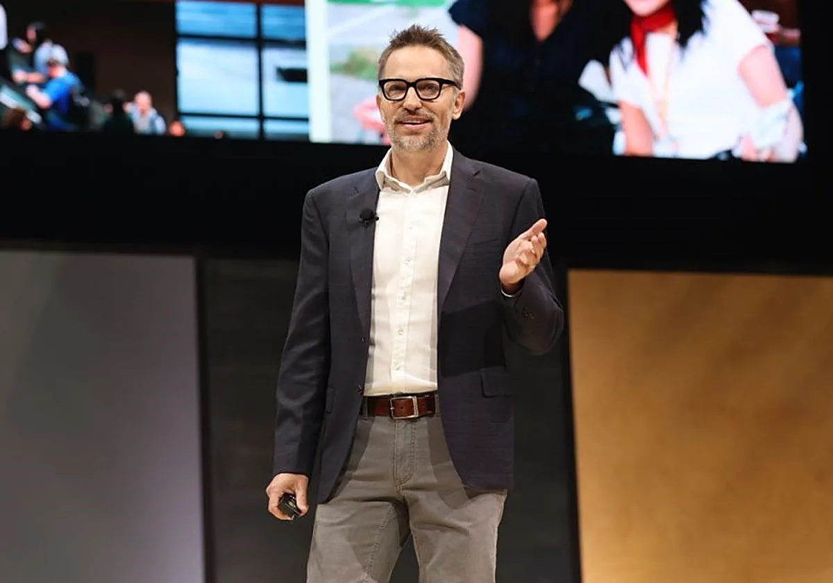 El CEO de LinkedIn se marcha tras 18 años en la empresa: Microsoft quería que volviese al trabajo presencial en la oficina