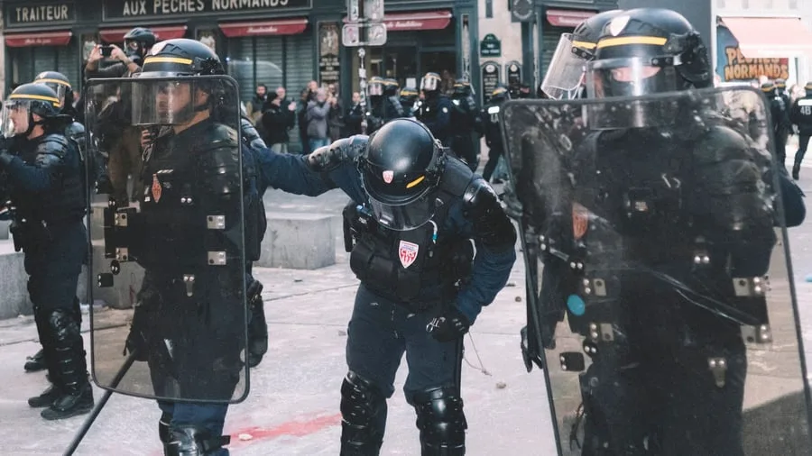 Nach den Ausschreitungen: 1.800 Festnahmen bei Protesten in Frankreich