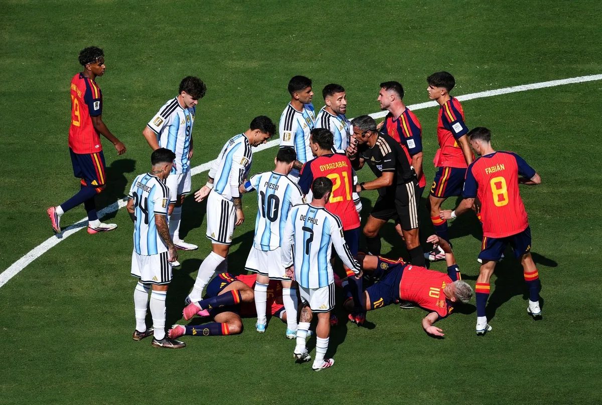 La FIFA sanciona con diez partidos a Leandro Paredes y con siete a Nahuel Molina