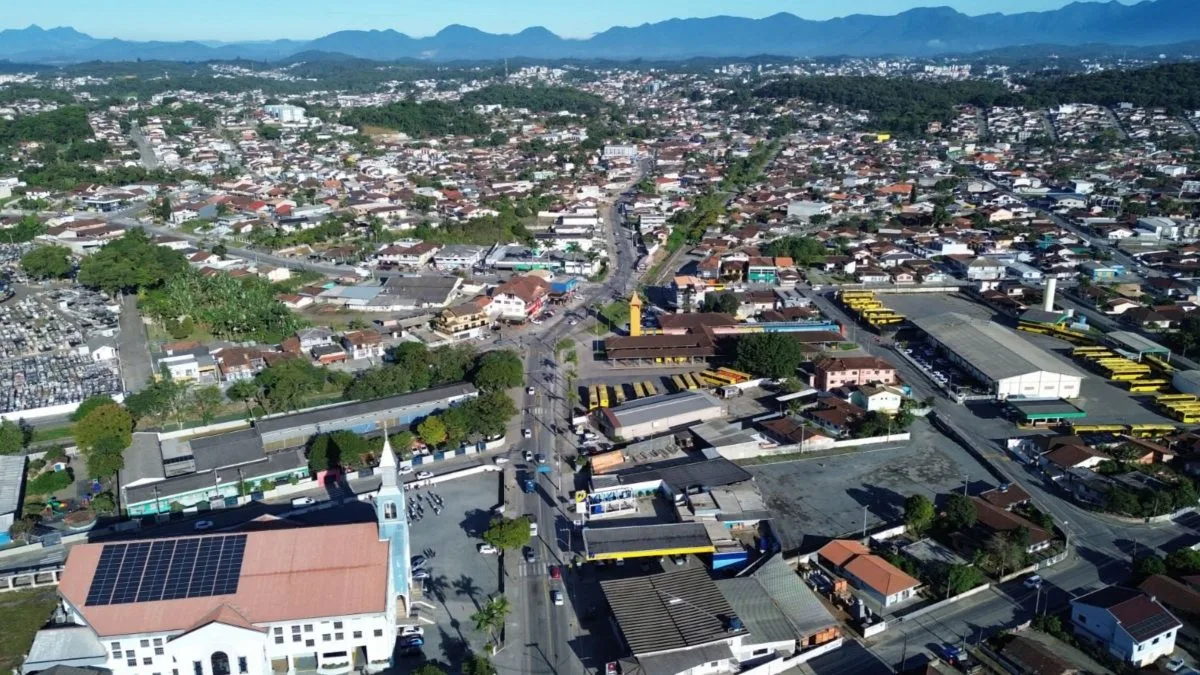 Obra de R$ 8 milhões para novo binário fecha trecho de importante via e altera trajeto de cinco linhas de ônibus em Joinville