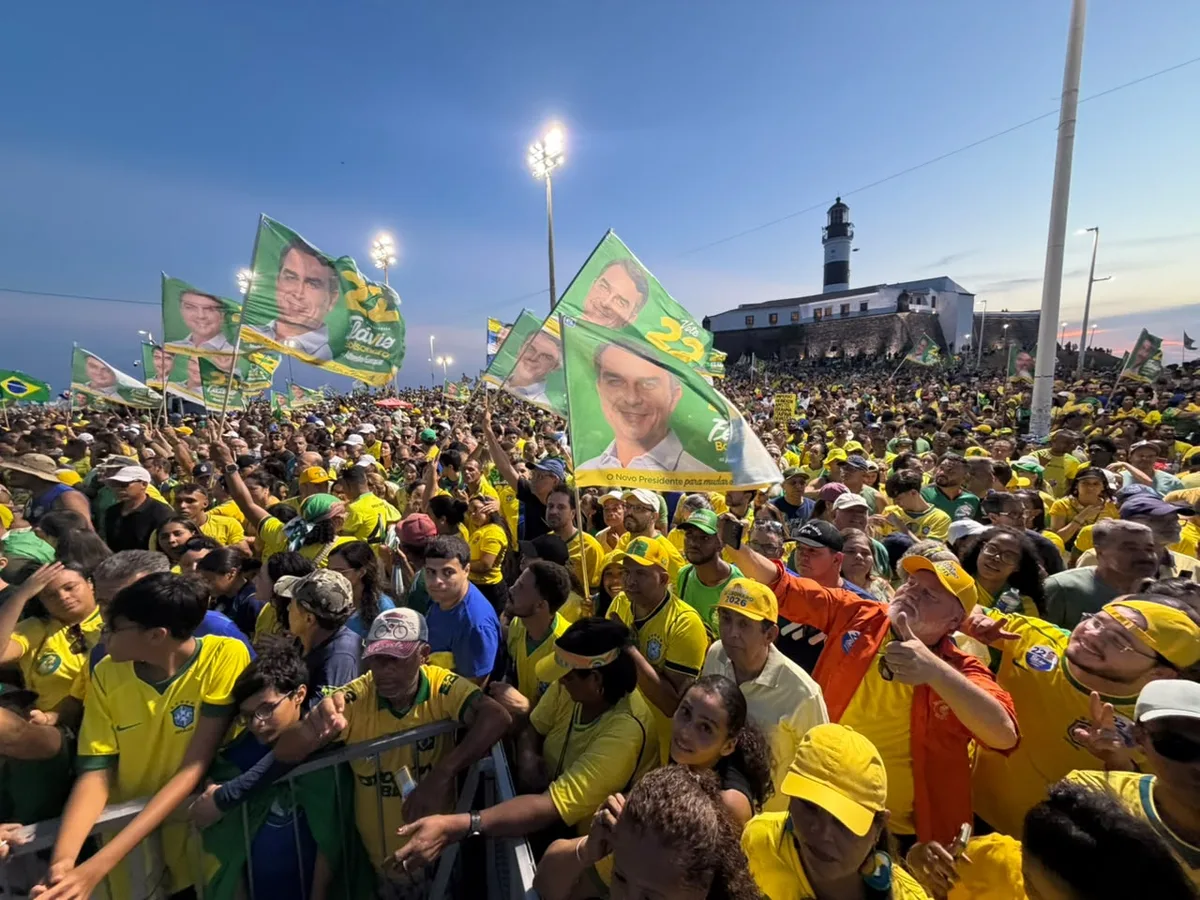 Flávio faz apelo a eleitores "oprimidos" e reforça que o voto é secreto
