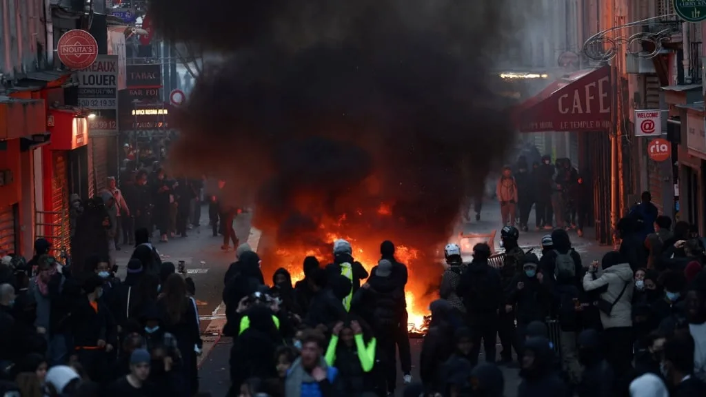 Crece la tensión en Francia: nuevos saqueos y violentos enfrentamientos en París ponen en jaque al gobierno de Macron