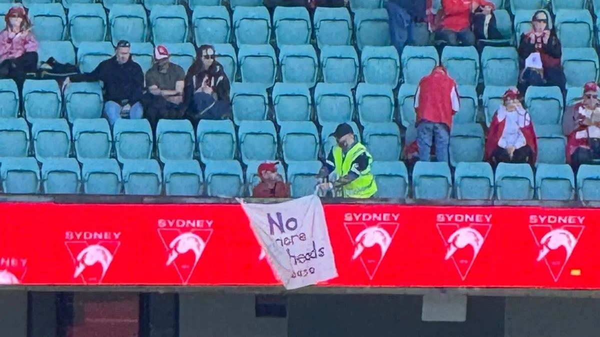 Fan’s banner removed by SCG security during Sydney Swans AFLW game
