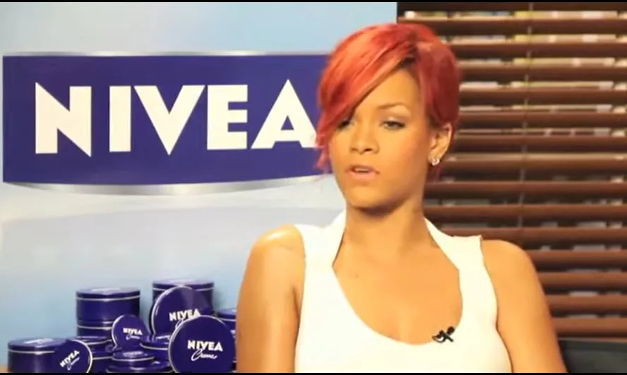 Rihanna (38 años), sobre la lata azul de Nivea: “El cuidado de la piel es muy importante para mí”