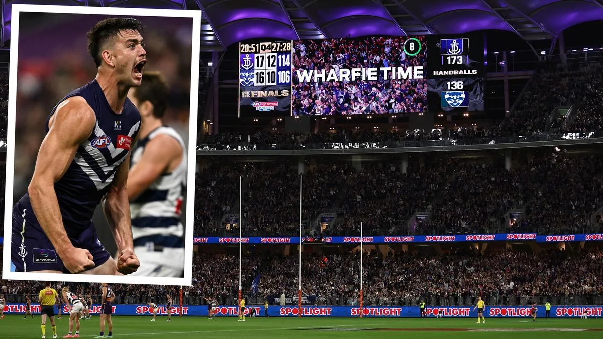 AFL finals: Fremantle Dockers fans, players go crazy for Wharfie Time late in semifinal win over Geelong