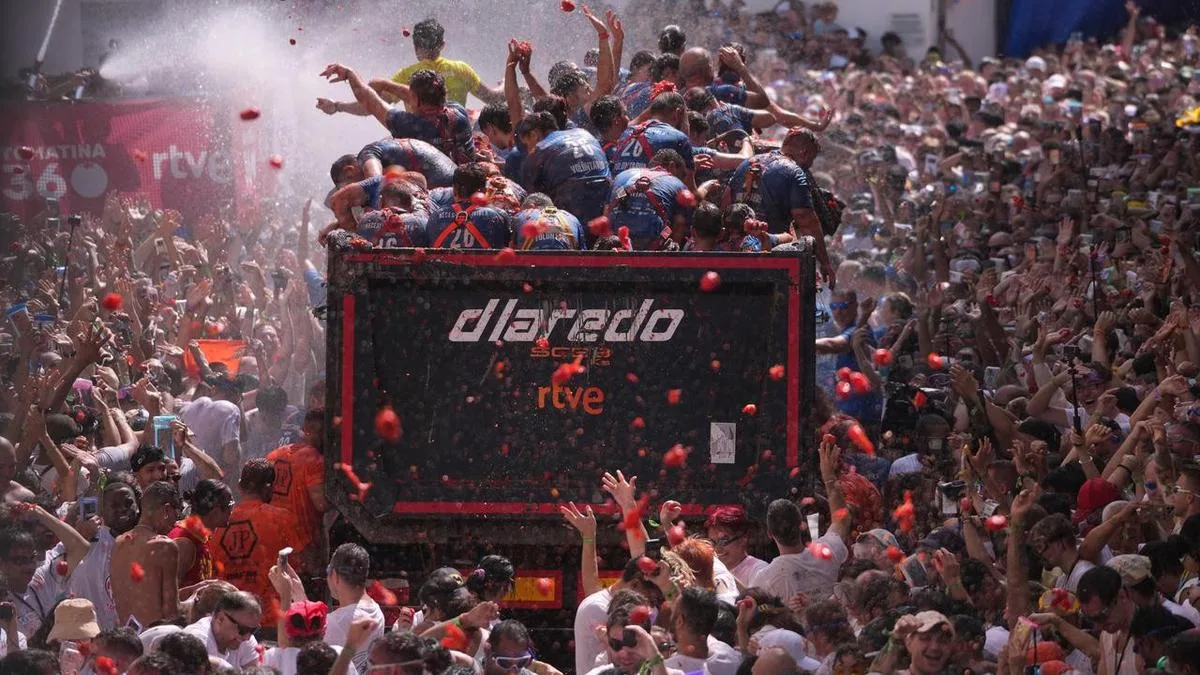 Thousands paint the town red in La Tomatina food fight
