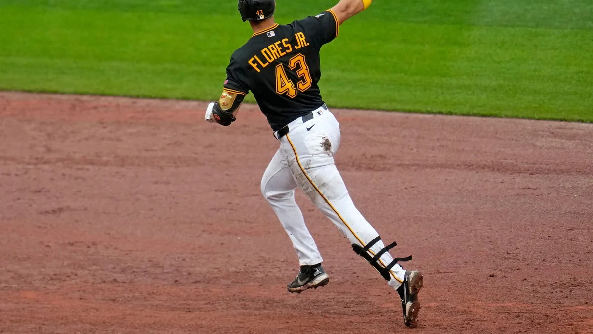 Flores Jr. hits go-ahead, 2-run homer in 8th as Pirates rally for 4-3 win and series sweep of Royals