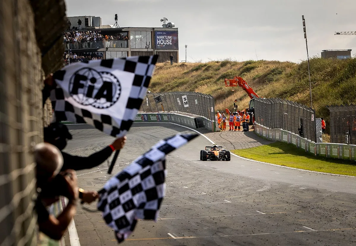 Norris vence em Zandvoort e Mercedes fecha pódio duplo em dia negro para Verstappen