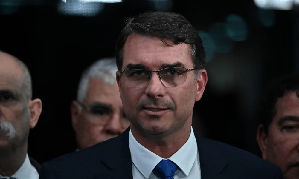 Flávio Bolsonaro diz ter ‘desapego ao poder’ ao falar sobre fim da reeleição