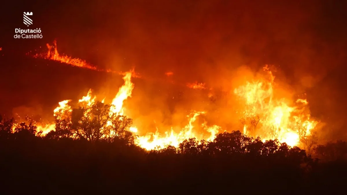 Avanza sin control el incendio de Segorbe en Castellón y el fuego de Las Hurdes en Pinofranqueado ya está estabilizado