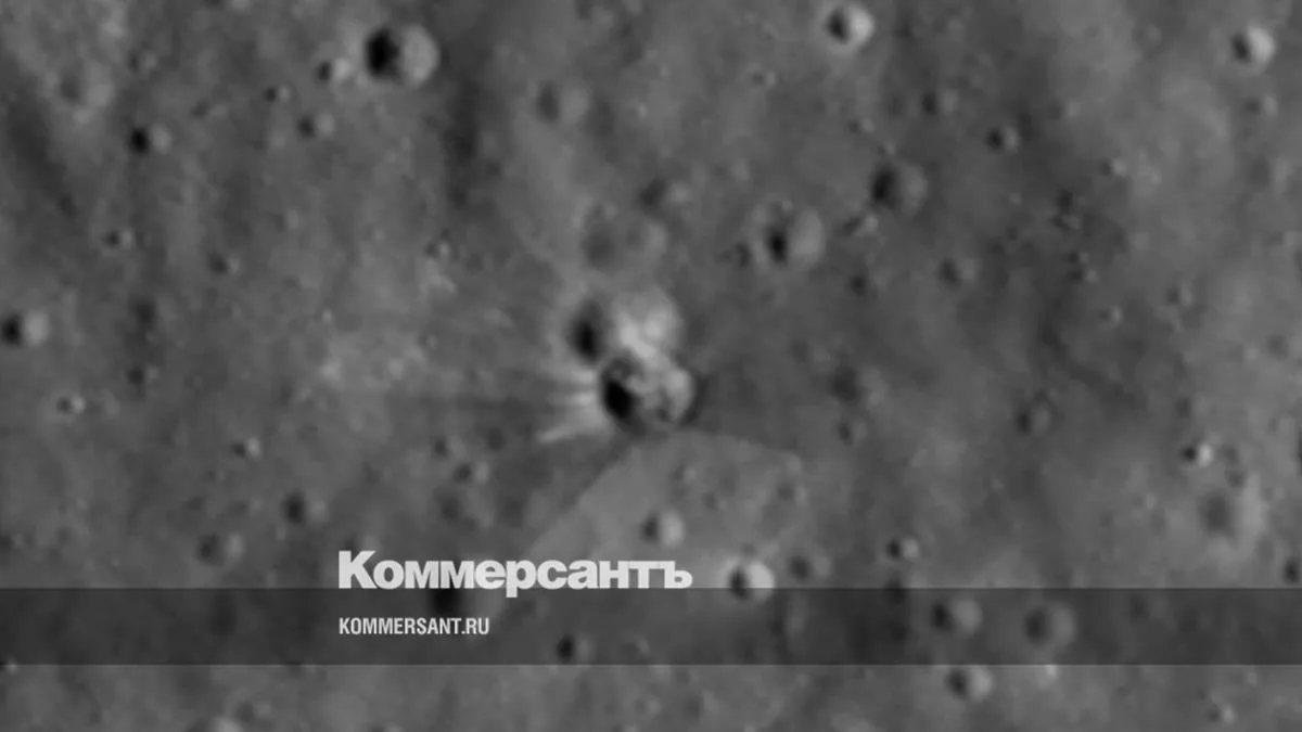 NASA показало фото кратера на Луне после падения ракеты SpaceX