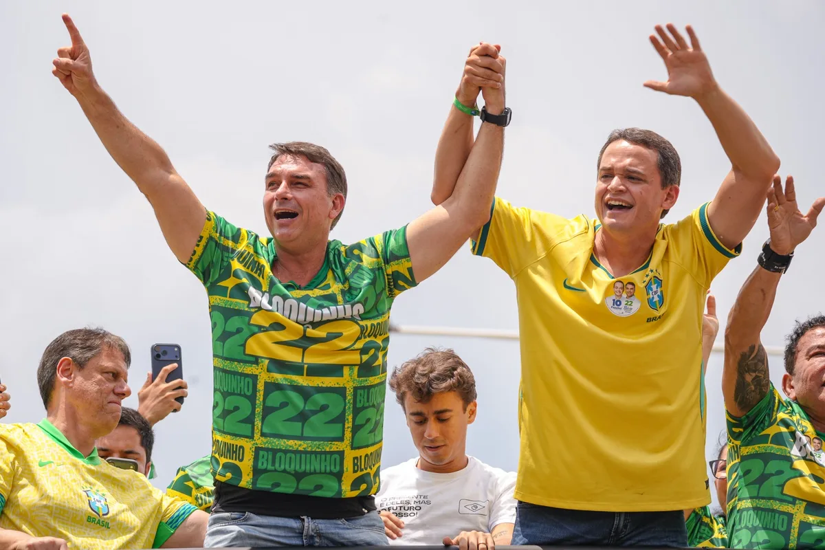 Pazolini completa o abraço político em Flávio e no bolsonarismo