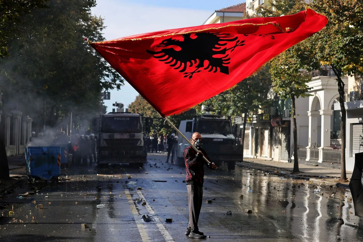 Albanie : après cinq mois de marches pacifiques, la jeunesse de Tirana passe à l’affrontement