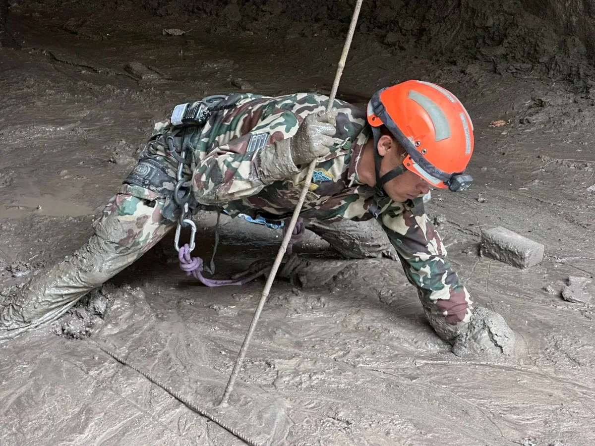 Água invadiu túnel e precisei correr por 20 minutos, diz trabalhador nepalês que sobreviveu à avalanche