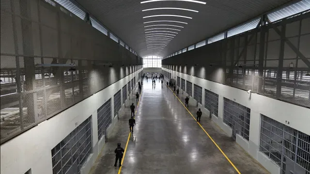 El Salvador prorroga regime que já levou à prisão de 93.000 pessoas