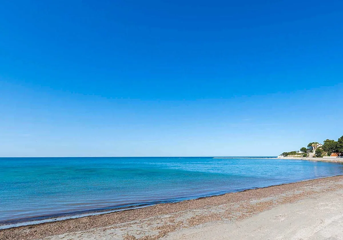 Muere un hombre de 70 años en la playa El Trampolí (Denia) tras golpearse la cabeza con las rocas