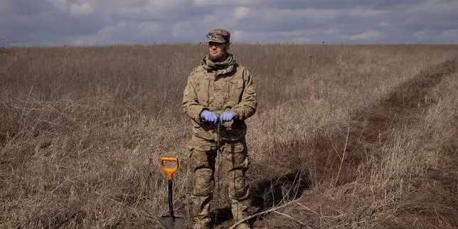 En Ukraine, la mort d’Oleksi Ioukov, le « collecteur d’âmes » qui consacrait sa vie à exhumer les corps de soldats morts sur le front