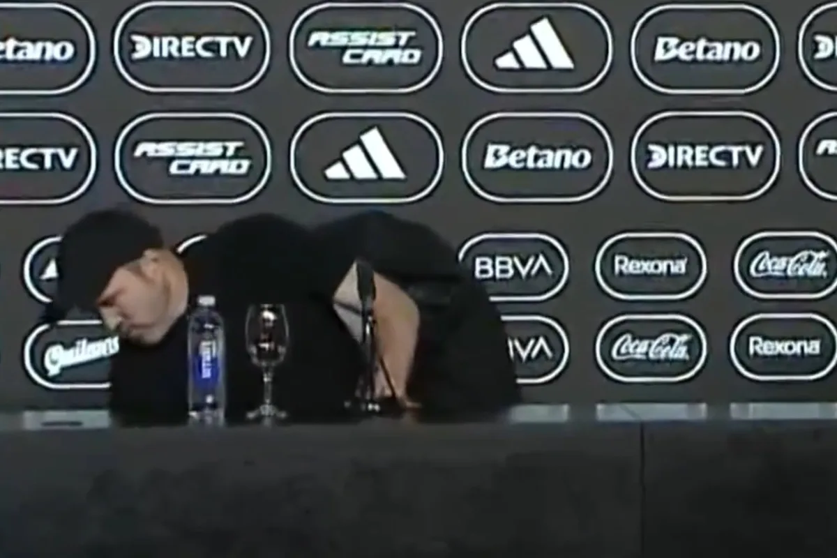 El desagradable gesto del Chacho Coudet en conferencia de prensa que sorprendió a todos