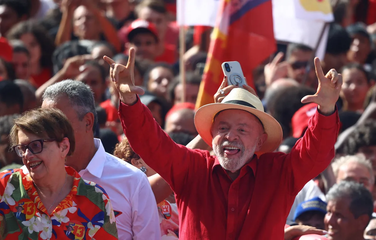 En busca de más apoyo, Lula da Silva pidió a sus seguidores llevar a votar a los indecisos al balotaje