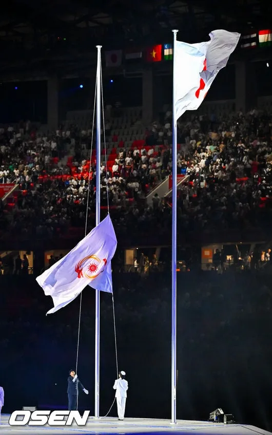 [사진]개막식 일장기와 함께 게양되는 OCA기
