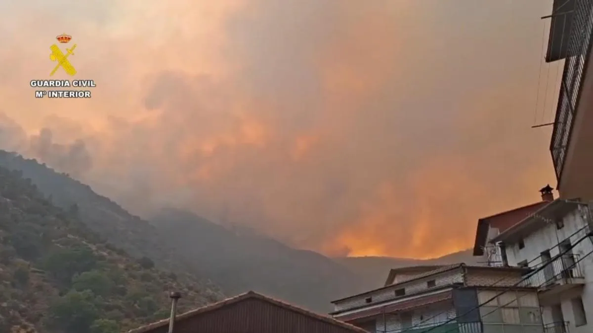 El incendio de Pinofranqueado (Cáceres) vuelve a coger fuerza y pone en alerta Salamanca