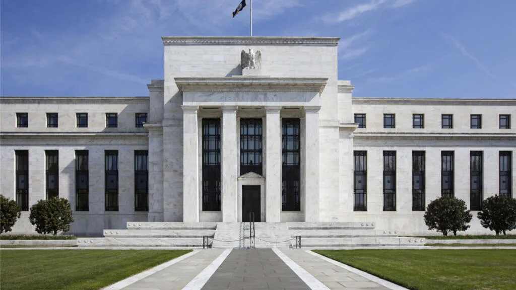 L'inflation "trop élevée" pousse la Réserve fédérale américaine à serrer la vis et braver Trump