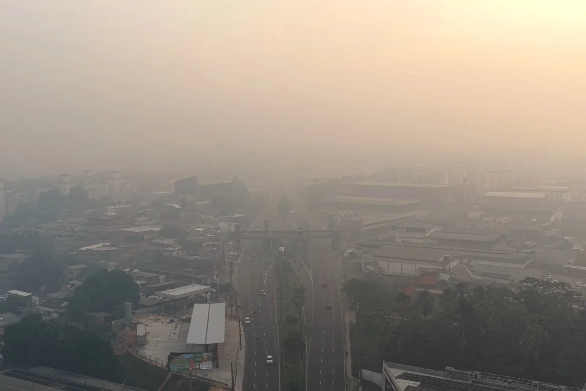 Concentração de poluentes persiste nas zonas Sul e Leste de Manaus após dia de fumaça intensa; há previsão de chuvas, diz meteorologista