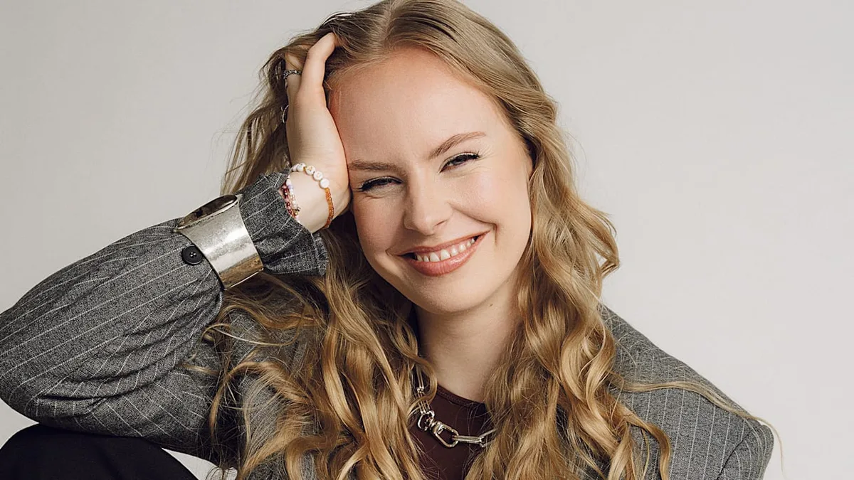 Clara Lösel (27) begeistert Generationen - Diese Frau ist ein Gedicht