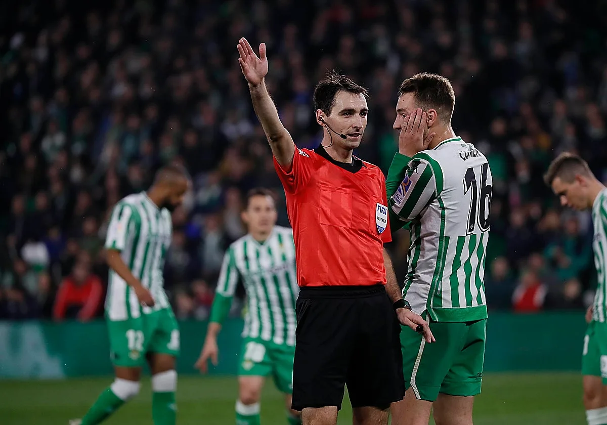 Dos años y medio sin ganar con De Burgos Bengoetxea, árbitro del Betis - Barcelona