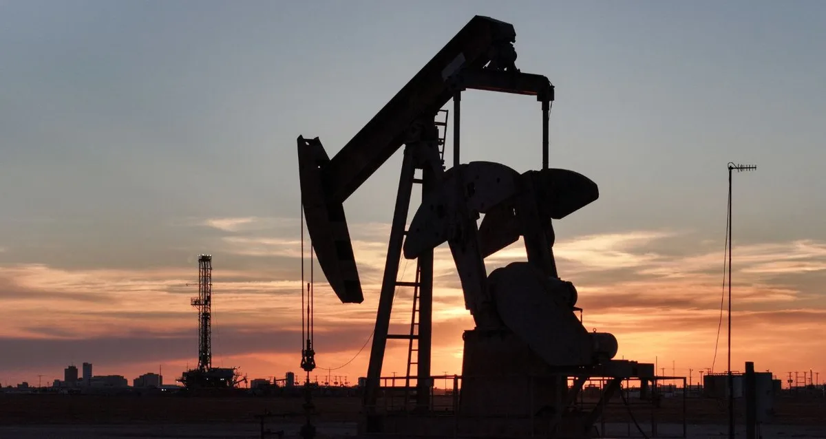 Petróleo avança pelo 6º dia consecutivo com tensões no Oriente Médio e impasse sobre Ormuz