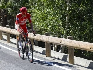 « Ça ne sert à rien de le suivre... » : le fatalisme du peloton de la Vuelta face à la supériorité de Tadej Pogacar