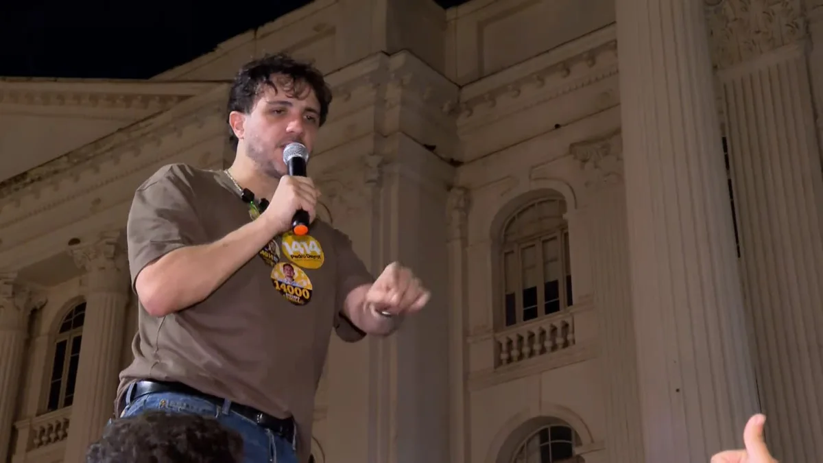 Renan Santos faz campanha em Curitiba e critica aumento do Bolsa Família: 'compra de voto'